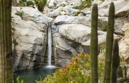 Caché dans les collines de Baja est une oasis sereine avec des sources chaudes, une cascade et une charmante place de la ville