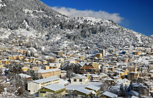 La «Suisse de Grèce» est une ville de montagne pittoresque secrète au large du sentier touristique avec des logements confortables