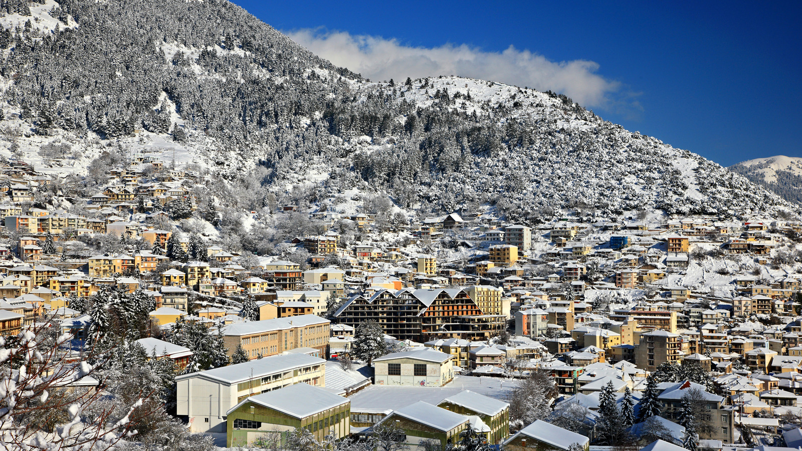 La «Suisse de Grèce» est une ville de montagne pittoresque secrète au large du sentier touristique avec des logements confortables