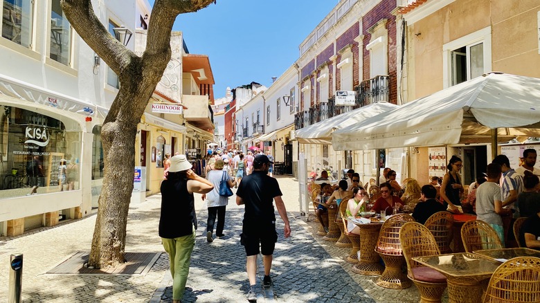 Rue avec des restaurants dans la vieille ville de Lagos