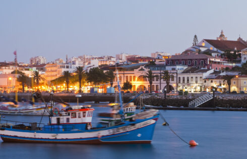 Situé dans la célèbre région de l'Algarve du Portugal est une ville côtière qui est un paradis touristique de plage