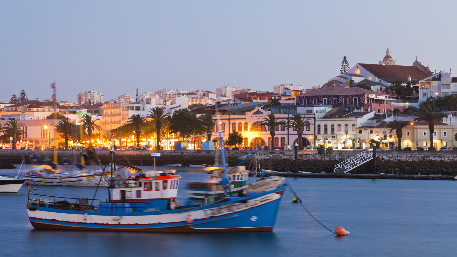 Situé dans la célèbre région de l'Algarve du Portugal est une ville côtière qui est un paradis touristique de plage