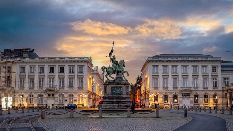 Une statue et des bâtiments à l'endroit du XVIIIe siècle Royale