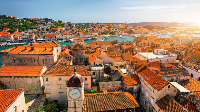 Vue aérienne du centre-ville de Trogir sur les toits carrelés