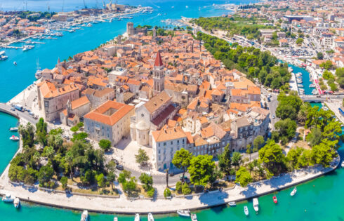 Cette petite ville insulaire au large des côtes de la Croatie a une atmosphère de vibe lente et une vue imprenable sur le front de mer