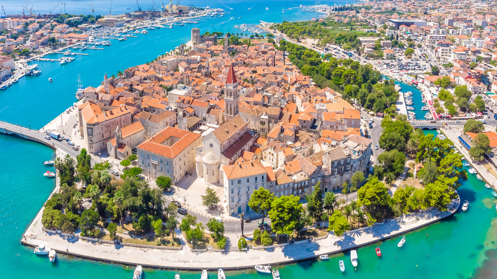 Cette petite ville insulaire au large des côtes de la Croatie a une atmosphère de vibe lente et une vue imprenable sur le front de mer
