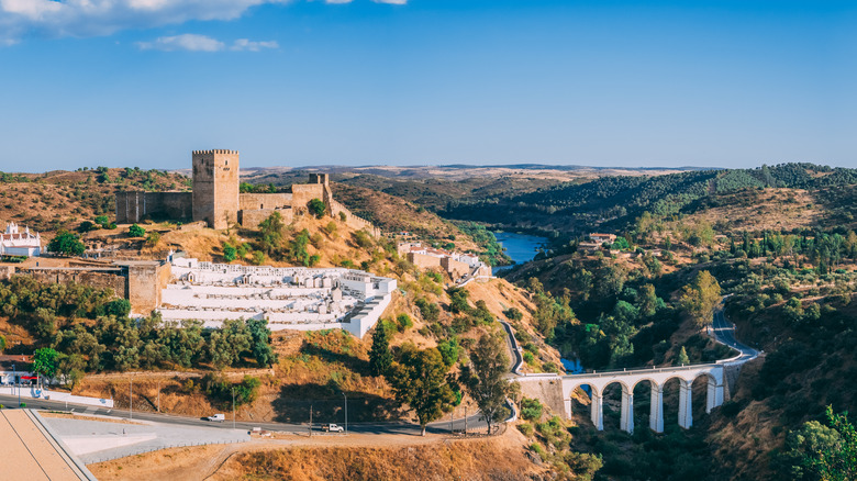 Castelo de Mértola et l'église de Nossa Senhora da Anunciação à Mértola, Portugal