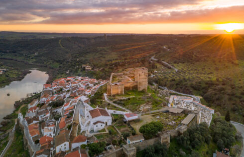 Cette ville forestière sous-estimée au Portugal est un paradis au sommet d'une colline débordant de charme médiéval en bord de rivière