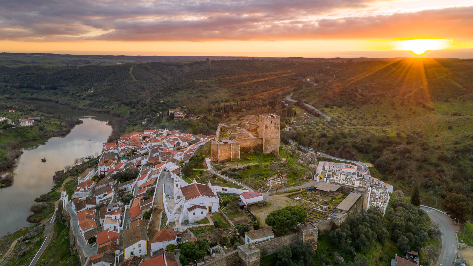 Cette ville forestière sous-estimée au Portugal est un paradis au sommet d'une colline débordant de charme médiéval en bord de rivière