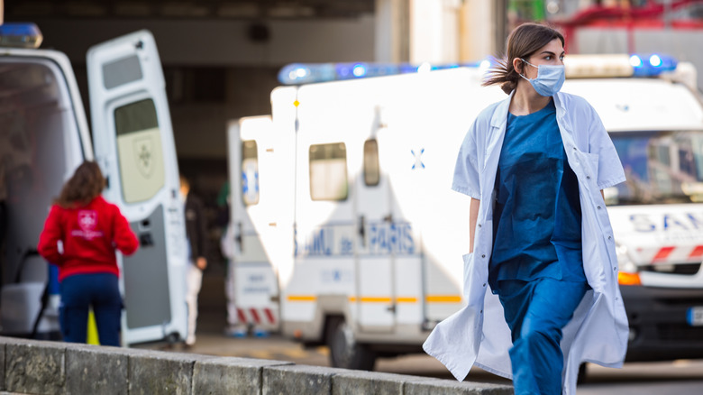 Un médecin à l'extérieur d'un hôpital Paris