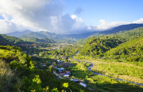 Le plus haut sommet du Panama se trouve dans une province occidentale avec des cascades rugissantes, des paysages verts et des plages de sable