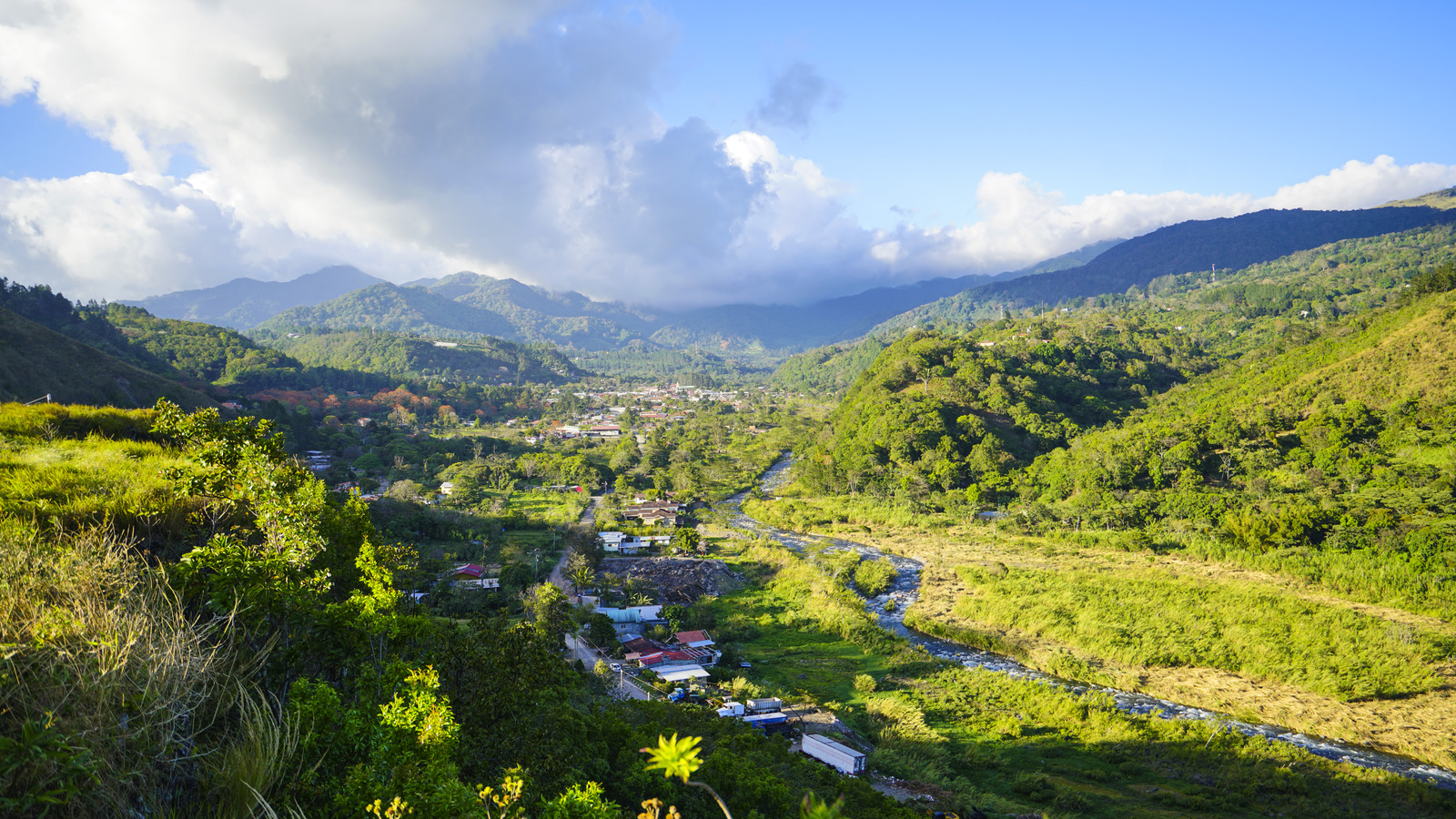 Le plus haut sommet du Panama se trouve dans une province occidentale avec des cascades rugissantes, des paysages verts et des plages de sable