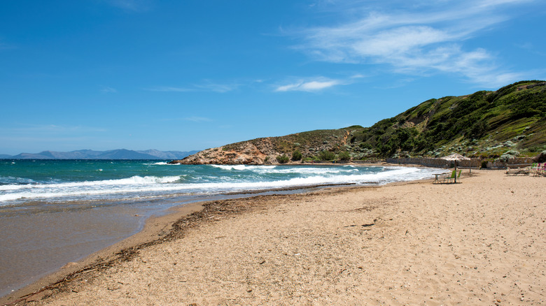Plage de sable à côté de la mer