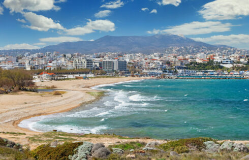 Juste à l'extérieur d'Athènes se trouve une ville balnéaire de rêve méconnue avec des vibrations de l'île grecque, des fruits de mer et des plages