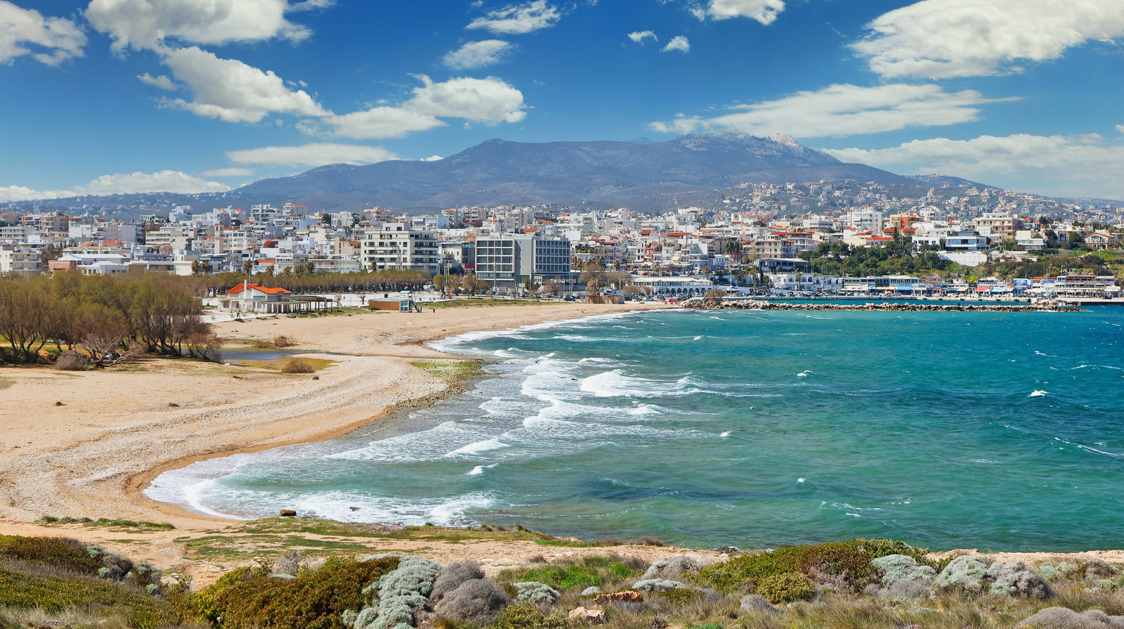 Juste à l'extérieur d'Athènes se trouve une ville balnéaire de rêve méconnue avec des vibrations de l'île grecque, des fruits de mer et des plages