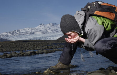 Pourquoi les touristes devraient éviter de boire de l'eau en bouteille en Islande