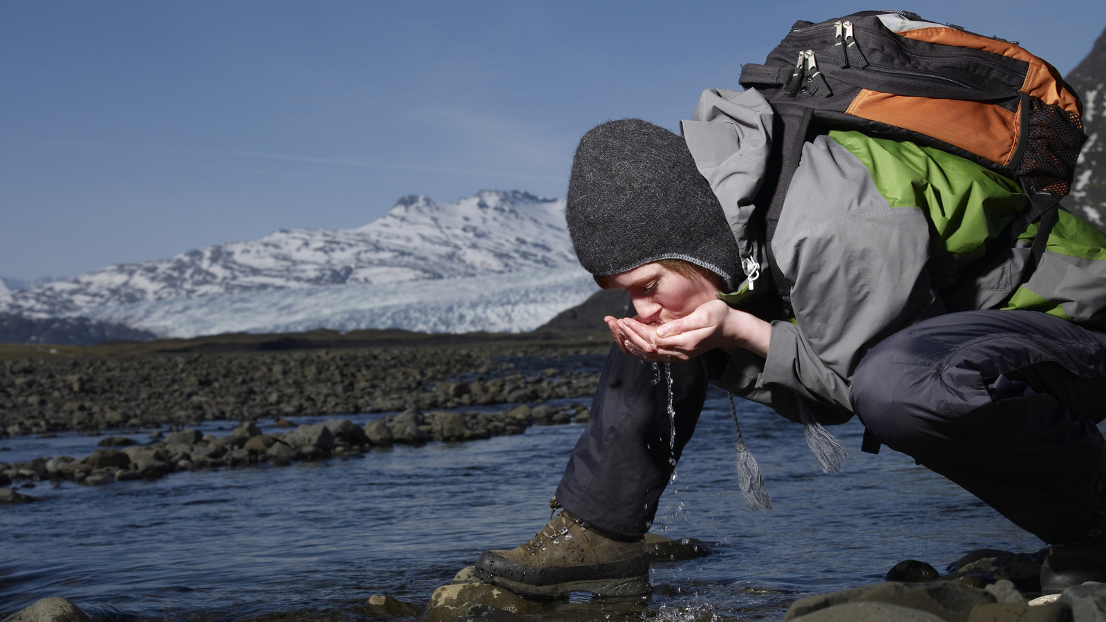 Pourquoi les touristes devraient éviter de boire de l'eau en bouteille en Islande