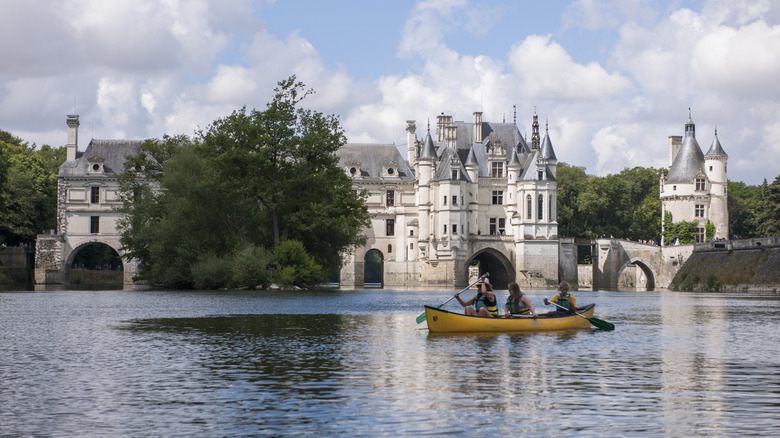 Des gens ramer près du château de Chenonceau
