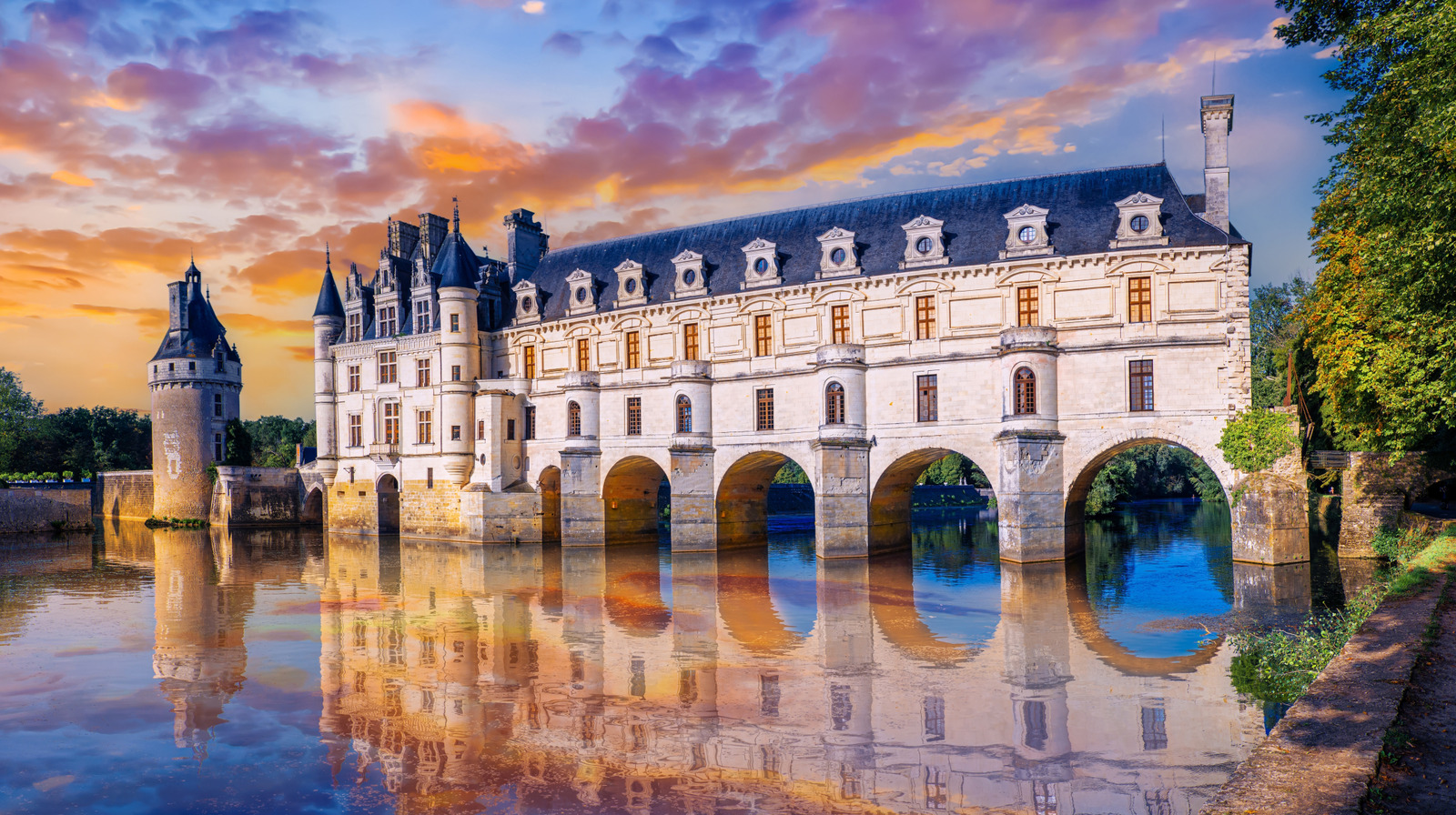 Le célèbre château de conte de fées de France est une évasion à couper le souffle avec des jardins, de l'art inestimable et une dégustation de vin