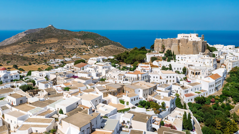 Une vue sur les yeux de l'oiseau de l'île de Patmos