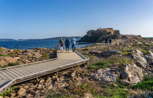 Situé entre Nice et Marseille se trouve la ville française du soleil avec des flamants et des plages dorées