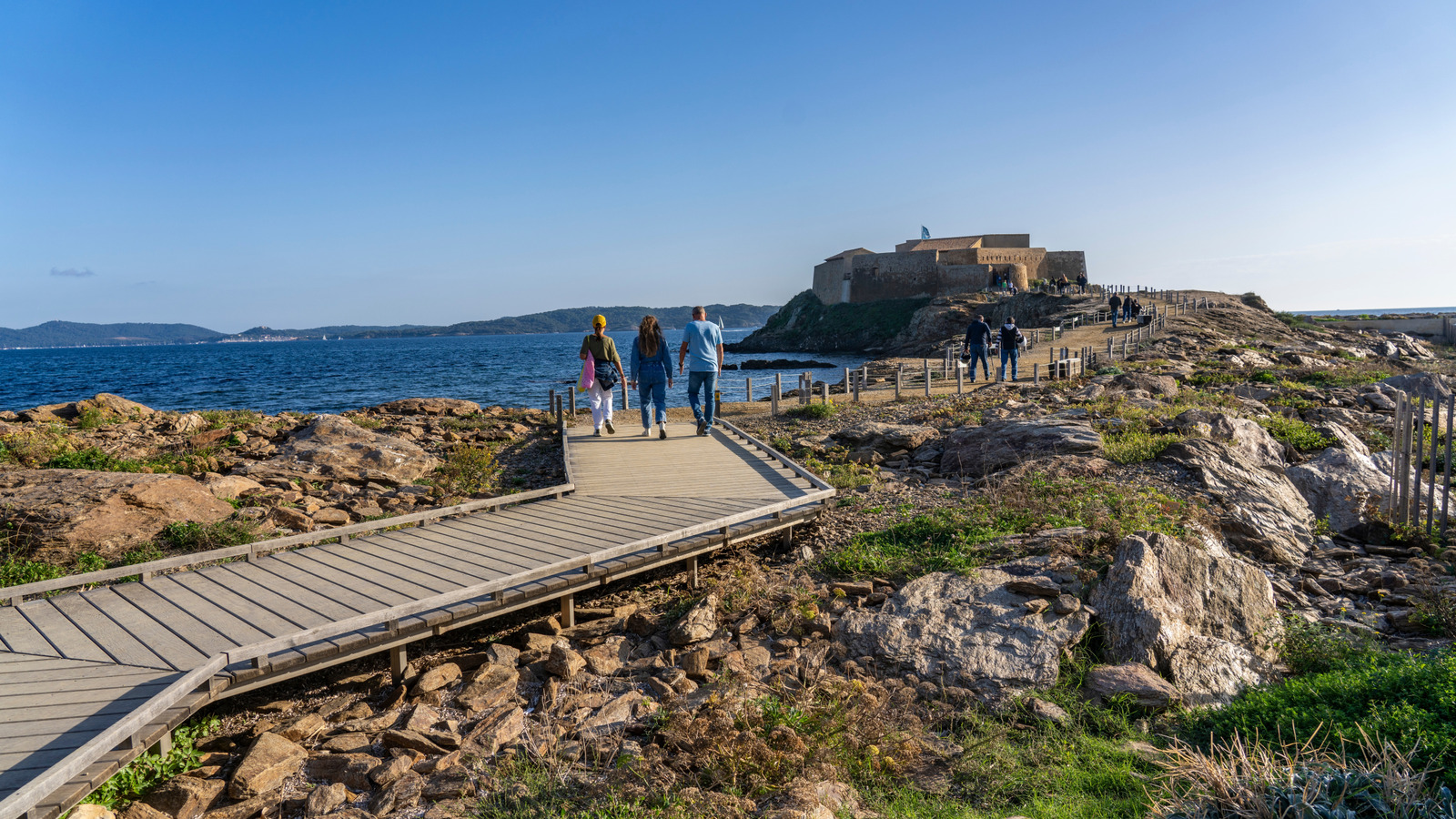 Situé entre Nice et Marseille se trouve la ville française du soleil avec des flamants et des plages dorées