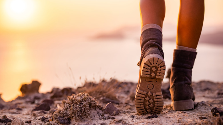 Soemone portant des bottes de randonnée pendant une promenade