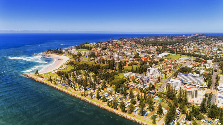 Le quartier central des affaires de Port Macquarie, vu du nord par une journée ensoleillée