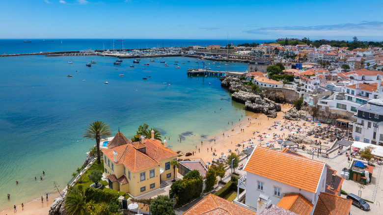 Vue aérienne des plages et des toits rouges à Cascais, Portugal