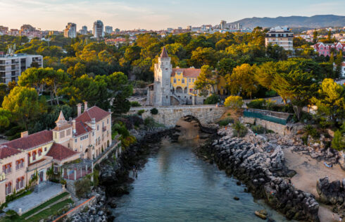 La ville balnéaire élégante du Portugal possède des kilomètres de littoral pittoresque avec des plages spectaculaires