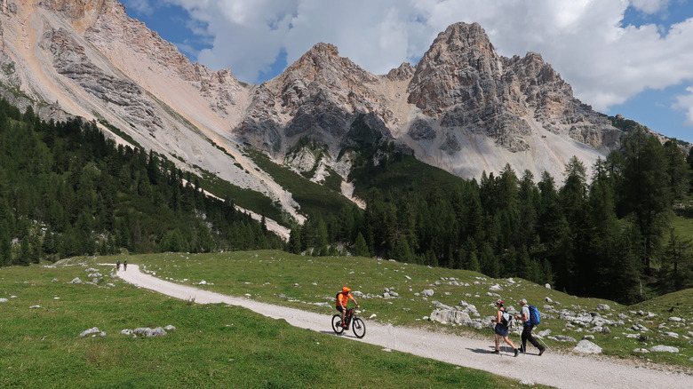 Randonneurs le long de l'ALTA via 1 dans le nord de l'Italie