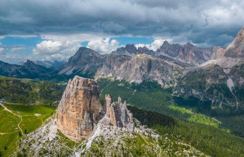 Hidden in the italien Alpes est un sentier pittoresque à travers l'histoire de la Première Guerre mondiale nichée entre les auberges confortables