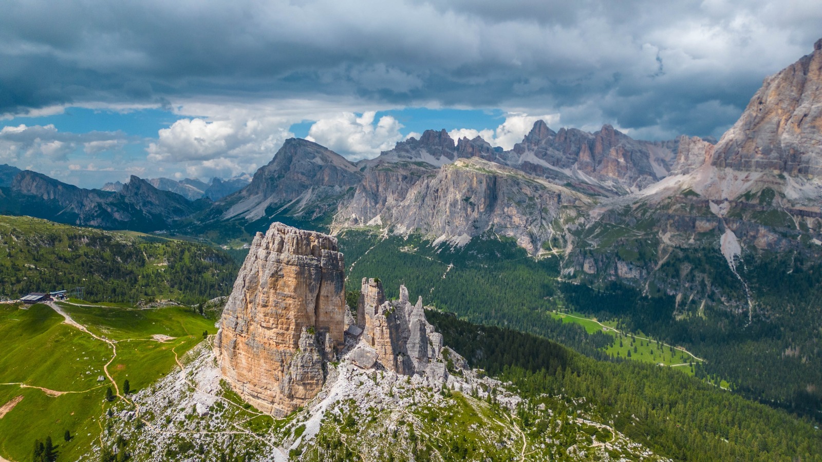 Hidden in the italien Alpes est un sentier pittoresque à travers l'histoire de la Première Guerre mondiale nichée entre les auberges confortables