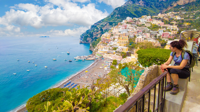 Un randonneur regardant Positano sur le chemin des dieux sur la côte amalfitaine italienne