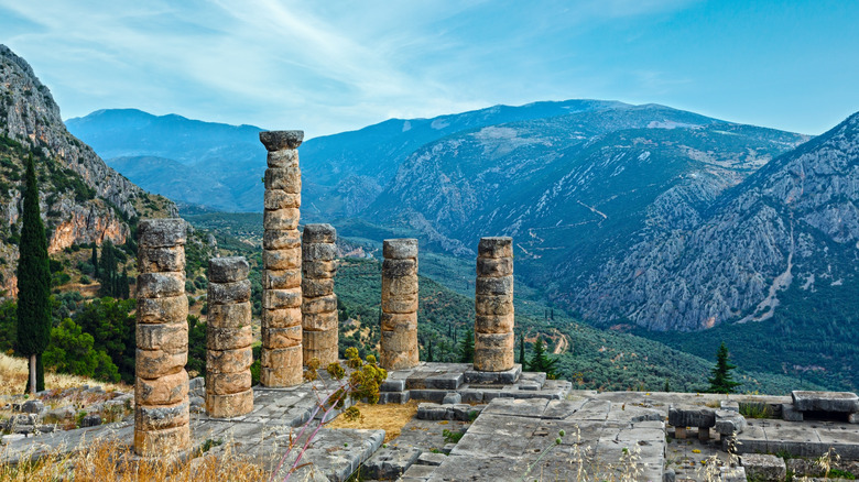 Site archéologique de Delphi encadré par des vues sur la montagne