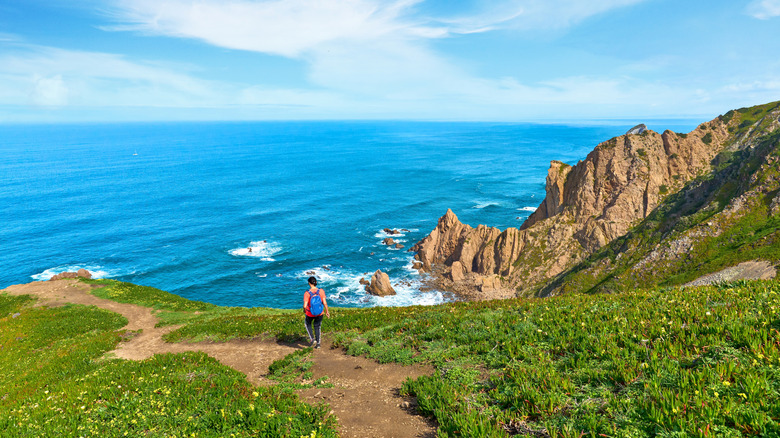 Une femme faisant une randonnée le long des falaises côtières du Portugal