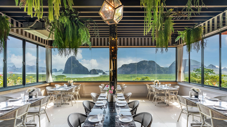 Vue de Phang Nga Bay depuis l'intérieur du restaurant Dalar au Sametnangshe Boutique Hotel à Phang Nga, dans le sud de la Thaïlande, pendant la journée