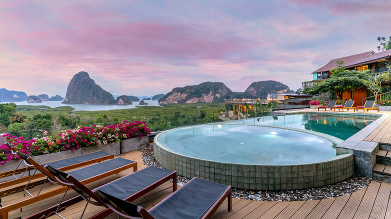 Vue de Phang Nga Bay depuis la piscine du Sametnangshe Boutique Hotel à Phang Nga, dans le sud de la Thaïlande, à Sunrise