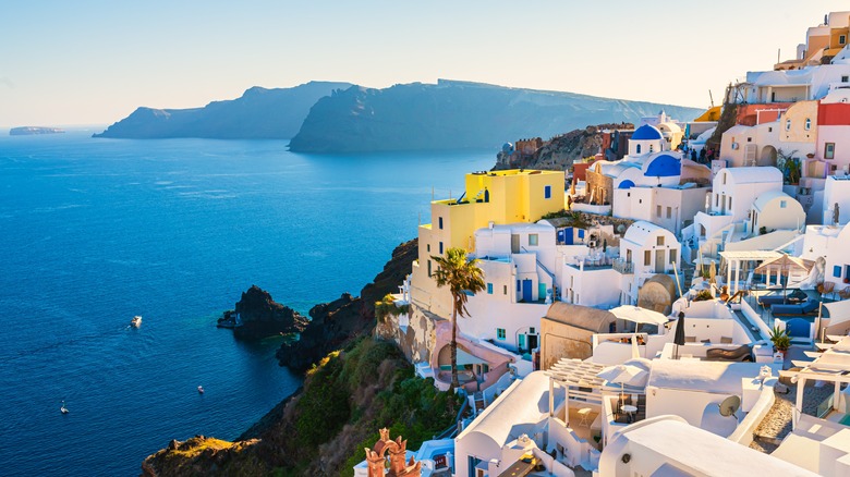 Architecture blanche à l'île de Santorin, Grèce. Belle vue sur la ville d'Oia au coucher du soleil. Concept de voyage et de vacances