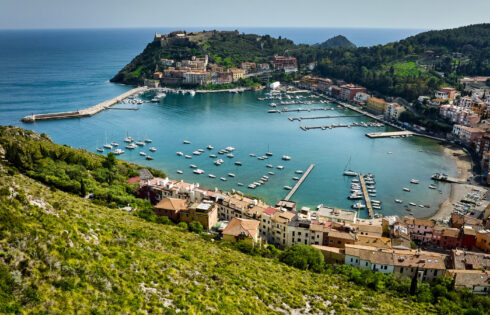 Hidden le long du littoral d'Italie est une escapade de la péninsule vierge avec des plages secrètes et des villas à flanc de falaise