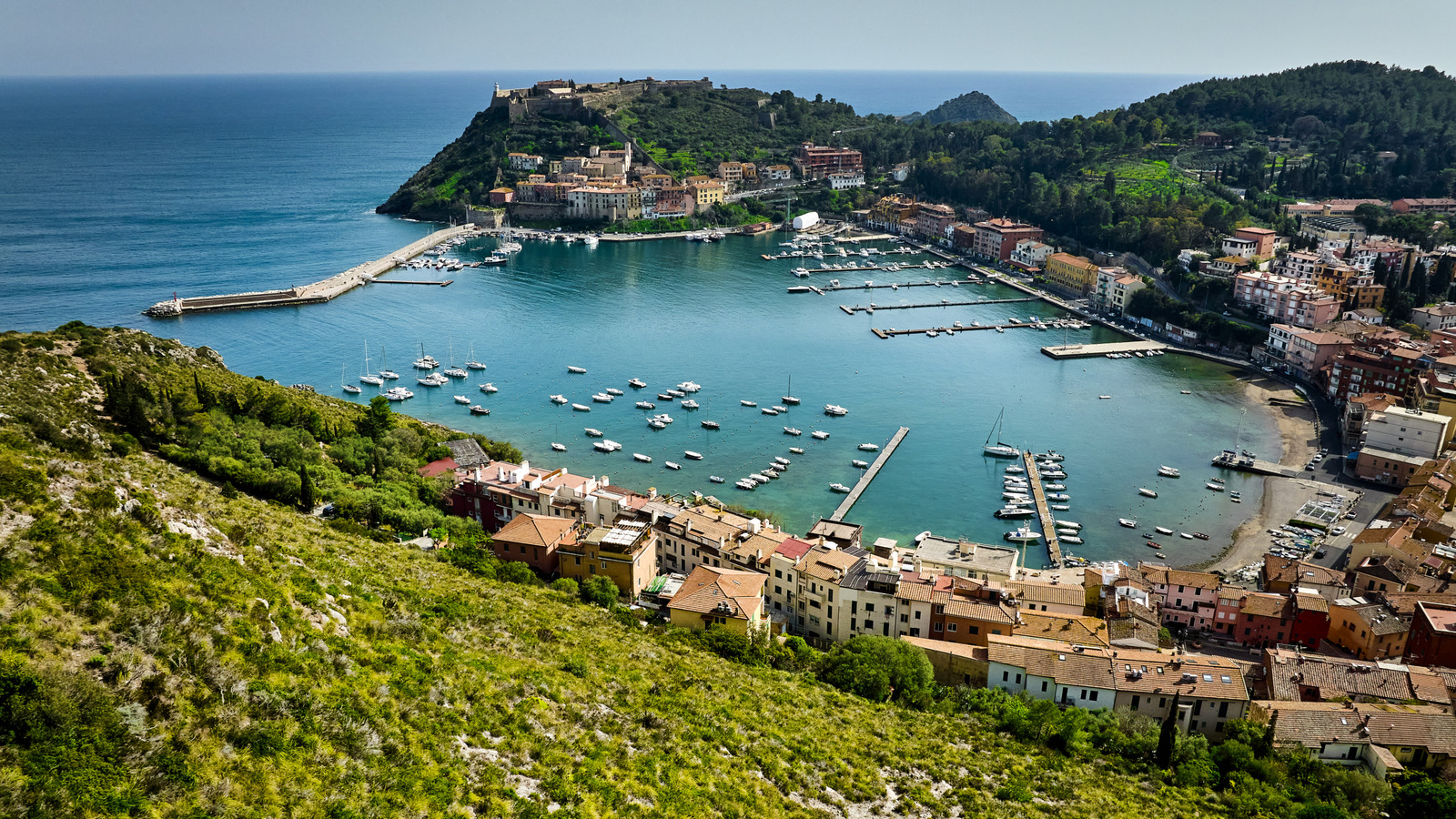 Hidden le long du littoral d'Italie est une escapade de la péninsule vierge avec des plages secrètes et des villas à flanc de falaise