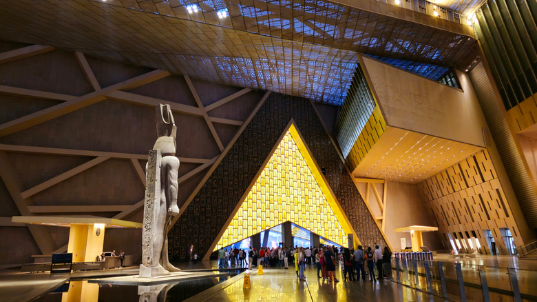 Grande salle du grand musée égyptien au Caire, Égypte