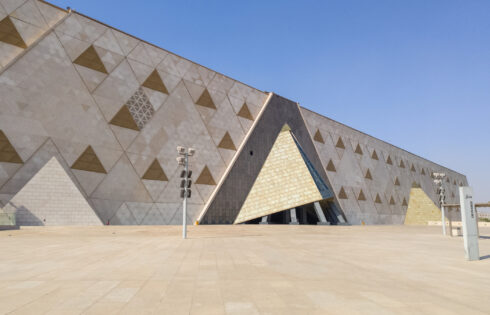 Le nouveau musée de l'Égypte est un colosse à couper le souffle qui a mis presque aussi longtemps à construire que les pyramides