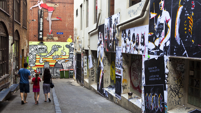 Une famille descendant AC / DC Lane à Melbourne
