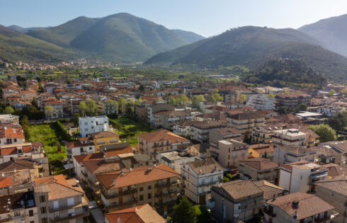 Situé entre Rome et Naples est une ville sous-estimée en Italie avec un charme historique et des plages d'or