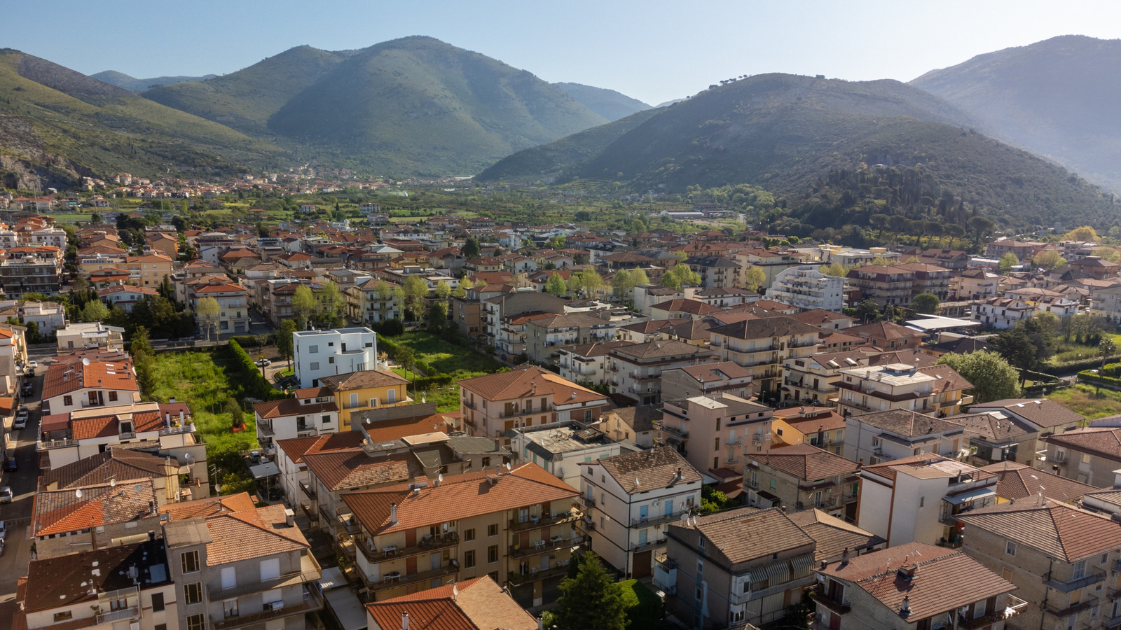 Situé entre Rome et Naples est une ville sous-estimée en Italie avec un charme historique et des plages d'or