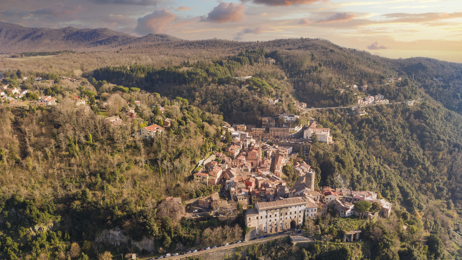 Une heure à l'extérieur de Rome est une jolie ville italienne avec des fleurs de fraise et des sites archéologiques anciens