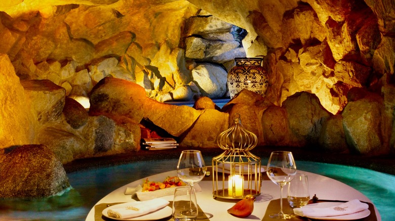Vue de restaurants dans la grotte dans la piscine d'Oasis à Las Ventanas