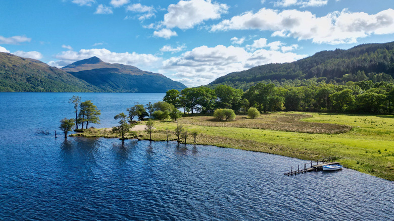 Une petite jetée s'avance dans le Loch Lomond