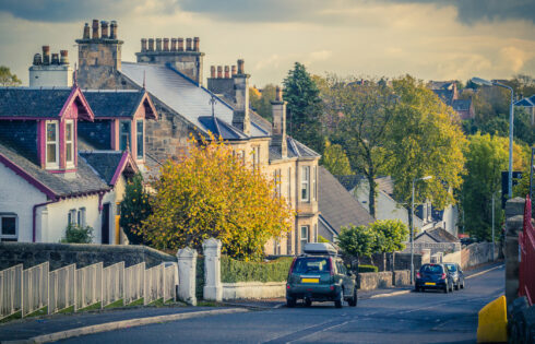 Niché entre Glasgow et Édimbourg est une ville écossaise sereine avec une vue panoramique et des rues tranquilles